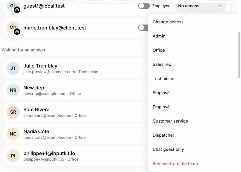 Le menu des rôles dans Utilisateurs avec Invité au clavardage seulement